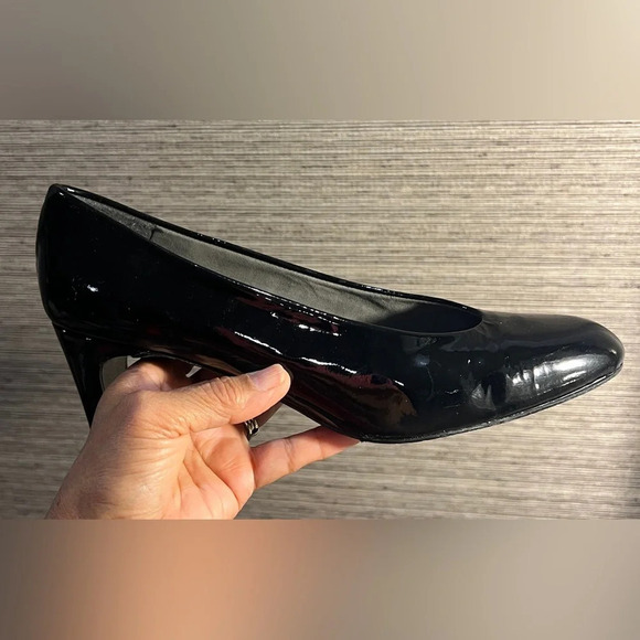 Stuart Weitzman size 8 1/2 M black patent leather heels - Picture 7 of 12